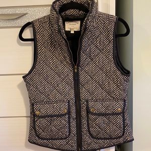 Black and white vest size small